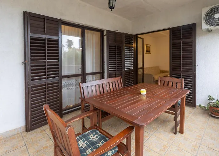 1 Bedroom Amazing In Lägenhet Poreč